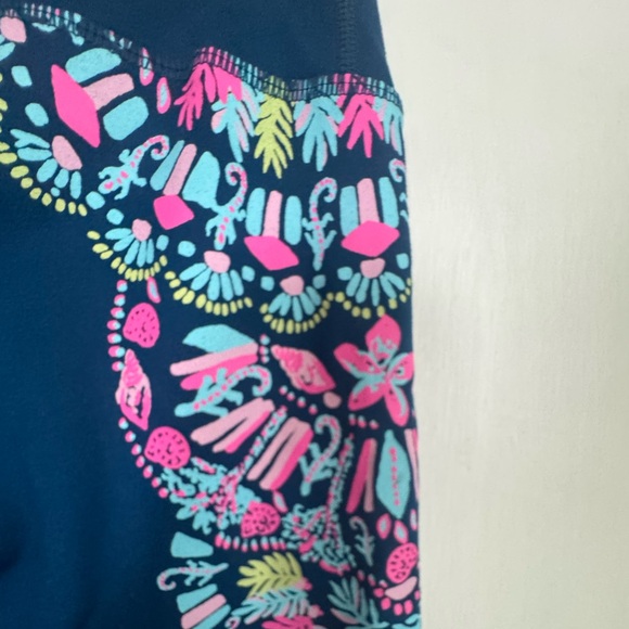 LILLY PULITZER Weekender Leggings in Inky Navy Glow and Flow - Picture 5 of 8
